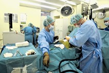 UKC Ljubljana je stotine zdravljenj ponujal zaman; del operacij na novo razporedili v sosednji zasebni center 