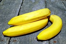 Japonski kmetje vzgojili banane, ki jih lahko pojemo skupaj  z olupkom