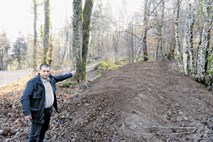 Grosuplje: Romski svetnik ima pri gradnji čebelnjaka težave z občino