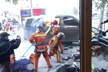 #foto #video V Šanghaju tovornjak s plinskimi jeklenkami zapeljal med pešce 