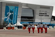 Združeni korejski hokejski reprezentanci nagajajo jezikovne prepreke
