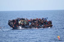 V nesreči čolna v Sredozemskem morju verjetno utonilo 90 migrantov
