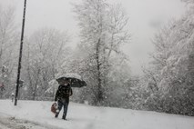 V sredo najbolj intenzivne snežne padavine v  jutranji prometni konici