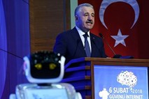 Turškega ministra med govorom vztrajno motil robot
