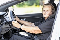 Starejši vozniki za volanom: vozniška kondicija in zavedanje lastnih pomanjkljivosti ključ do dolge vozniške kariere  