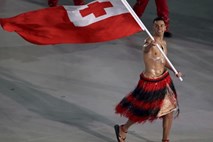 #foto #video Razgaljeni Tongovec na odprtju olimpijskih iger pregnal mraz