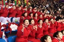 #video Usklajen pevski nastop severnokorejskih navijačic