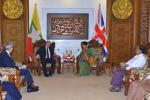 Boris Johnson ob obisku Mjanmara za neodvisno preiskavo nasilja nad Rohingi