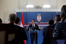 Strache buri duhove z izjavo o Kosovu; avstrijska zunanja ministrica jih miri