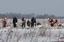 V Rusiji se nadaljujeta preiskava in iskanje trupel po letalski nesreči 