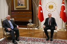 Tillerson in Erdogan v Ankari za umiritev napetosti med državama