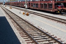 V nesreči na železniškem prehodu v Sevnici poškodovana ena oseba