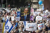 #foto V Izraelu po kazenski ovadbi Netanjahuja tisoči na protestih proti korupciji