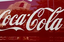Coca-Cola zaradi davčne reforme četrtletje zaključila z izgubo