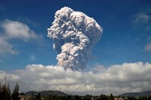 #video Na Sumatri izbruhnil vulkan Sinabug, oblak pepela sega pet kilometrov v višino