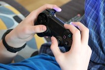 Mladi z igranjem videoiger premagujejo stres in pridobivajo prijatelje