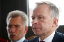 Guverner latvijske centralne banke zavrača korupcijske obtožbe in zahteve po odstopu 