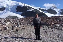 #video Igralec iz nanizanke Stranger Things na Antarktiki zaplesal s pingvini