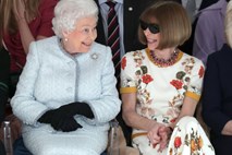 #foto #video Britanska kraljica presenetila na modni reviji