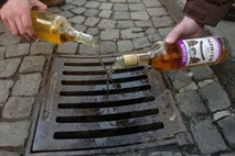 Kronično popivanje alkohola močno povečuje tveganje za demenco  