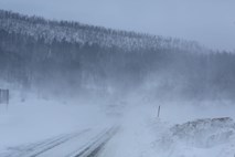 Sneženje največ težav v prometu povzroča na Štajerskem, avtobus z dijaki zapeljal s ceste na njivo