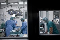 V Indiji moški po uspešni operaciji z dvema utripajočima srcema