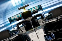 #foto Mercedes in Ferrari javnosti predstavila bolida za novo sezono