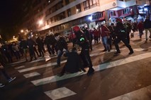 V Bilbau spopad navijačev, infarkt usoden za policista 