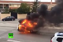 #video Samovozeči avtomobil zagorel in pobegnil pred gasilci  