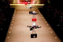 #video Jesensko kolekcijo torbic Dolce & Gabbana predstavili z droni