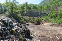 Težave s smradom na deponiji Mala Mežakla naj bi se zmanjšale