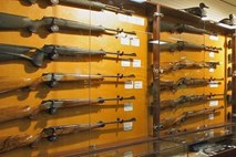 Veriga trgovin s strelnim orožjem Dick's ustavila prodajo določenih pušk in opreme