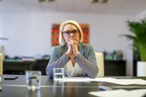 Ministrica Anja Kopač Mrak si je premislila glede zvišanja pomoči za najrevnejše