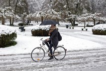 Padavine se bodo razširile čez celo Slovenijo, zaradi taljenja snega pričakovati poplavljanje objektov in cest 