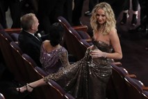 Oskarji: kraja kipca McDormandove, vino Jennifer Lawrence in razsvetlitev Garnerjeve