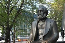 4,4 metra visok bronasti kip Karla Marxa s Kitajske v njegov rodni kraj