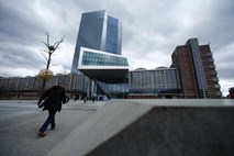 ECB ohranja denarno politiko 