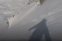 #video Deskar s pomočjo zračne blazine ubežal plazu