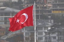 V Turčiji na zaporne kazni obsodili 25 novinarjev