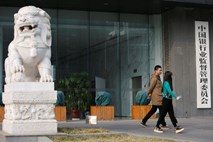 Kitajska z novimi ministrstvi nad kredite doma in slabo podobo v tujini