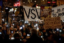 V Bratislavi več deset tisoč protestnikov za predčasne volitve