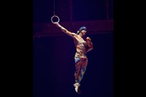 Akrobat Cirque du Soleil pred polno dvorano omahnil v smrt