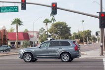Samovozeče Uberjevo vozilo v Arizoni do smrti povozilo peško 