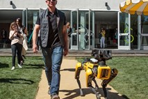 #video Jeff Bezos na sprehodu z »robokužkom«