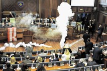 #video V kosovskem parlamentu spet kraljeval solzivec