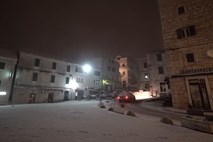 #video Snežno neurje zajelo Dalmacijo, pot proti južni hrvaški obali odsvetujejo