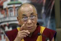 Dalajlama zaradi starosti in izčrpanosti odpovedal vsa potovanja v tujino