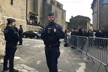 V Franciji z mašo obeležili spomin na žrtve petkovega terorističnega napada