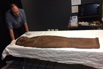 V domnevno praznem sarkofagu našli ostanke mumije