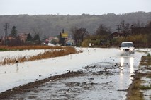 Arso opozarja na poplavljanje morja in razlivanja ob strugah